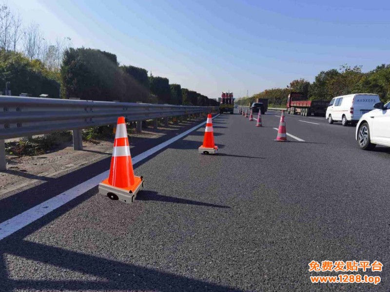 高速公路移动电子路锥系统