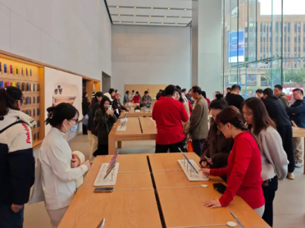 手机大涨价时代来了！AI 红利没吃上