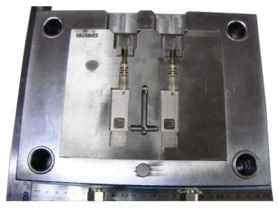 天赛 USB接口 低压注塑模具图2