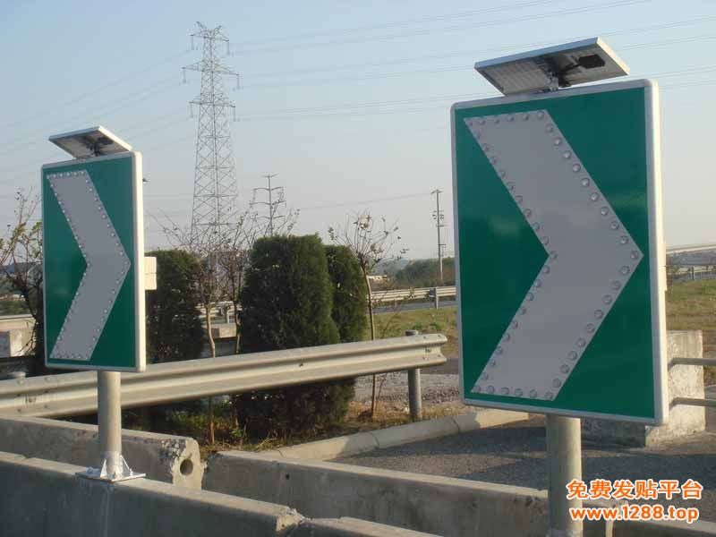 公路匝道线形诱导标志